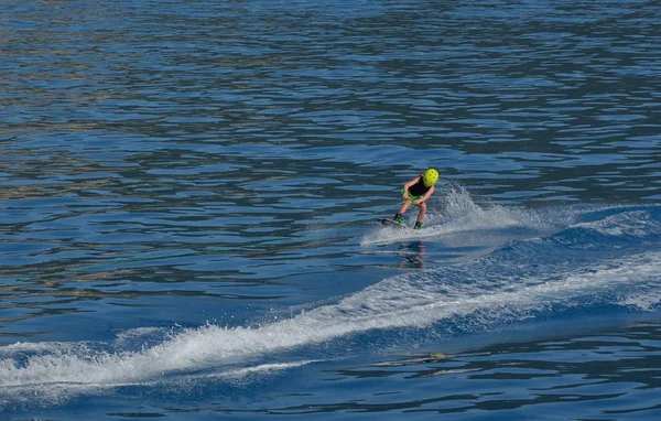 Kleiner Junge Beim Wakeboarden Auf Sommerlicher See — Stockfoto