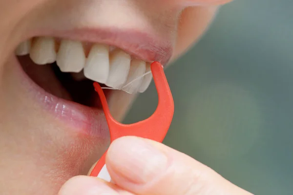 Kobieta Czyszczenie Zębów Ortodontyczne Flosser — Zdjęcie stockowe