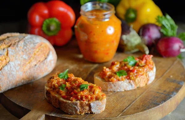 Ev yapımı sebze salatası ve ahşap masa ekmek