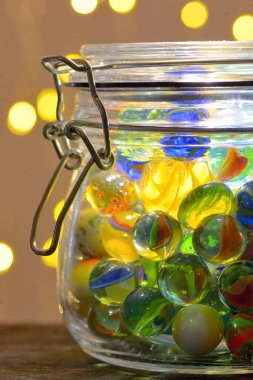 Mermerler ve Noel şenlikli ışıklar kavanoz