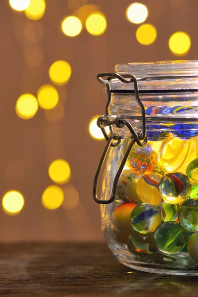 Jar Marbles และแสงเทศกาลคร มาส — ภาพถ่ายสต็อก