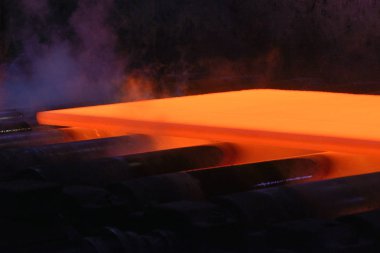 konveyör üzerine sıcak sac