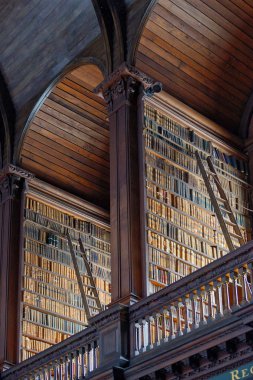 Eski Kütüphane, Trinity College, Dublin, İrlanda - 17 Kells Kitabı uzun odasında. 06, 2018