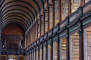 Eski Kütüphane, Trinity College, Dublin, İrlanda - 17 Kells Kitabı uzun odasında. 06, 2018