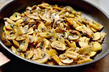 Kavrulmuş mantar petrol taş masada