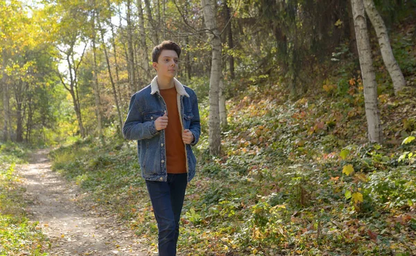 Teenager Autumn Path Forest — Stock Photo, Image
