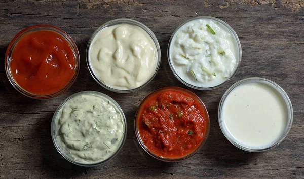 Verschillende heerlijke sauzen voorgerechten geïsoleerd — Stockfoto