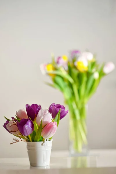 Tulp bloemen in vaas — Stok fotoğraf