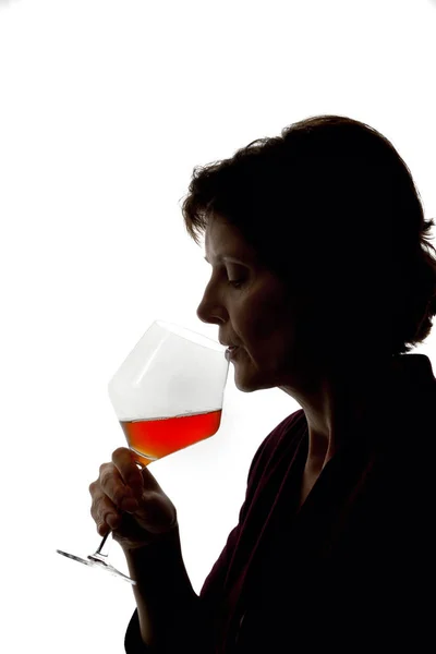 Силуэт женщины, пьющей вино — стоковое фото