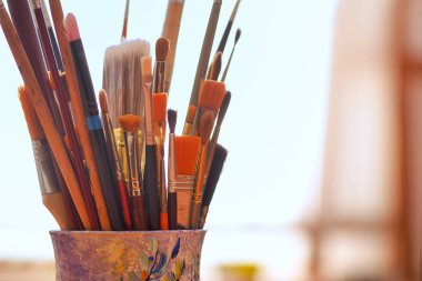 bir cam Boya fırçaları