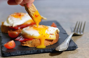 Sahanda yumurta tost üzerinde