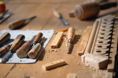 Ahşap masada marangoz aletleri