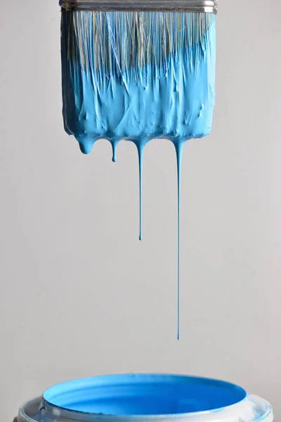 Kapanie niebieska farba z pędzla — Zdjęcie stockowe
