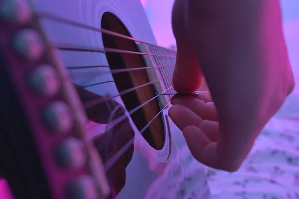 女の子が弾くアコースティックギター — ストック写真