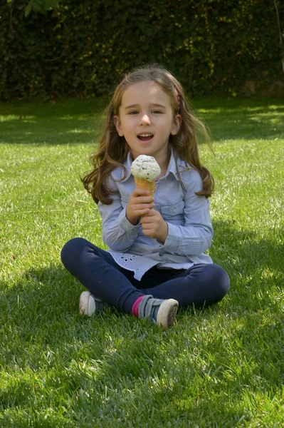 Kleines Mädchen Singt Mit Eismikrofon Waffelkegel — Stockfoto