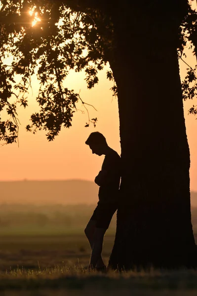 Nahaufnahme Porträt Junger Mann Allein Bei Sonnenuntergang — Stockfoto