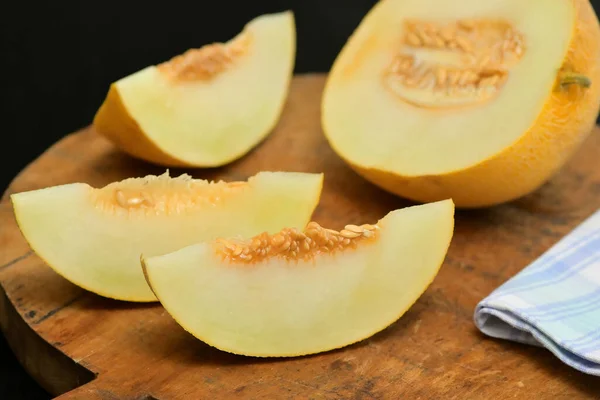 Melon Jaune Avec Des Tranches Sur Une Table Bois — Photo