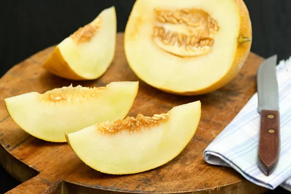 Melon Jaune Avec Des Tranches Sur Une Table Bois — Photo