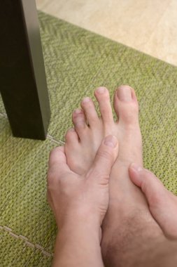 Masaya tekme attıktan sonra ayak parmağı yaralanmış.