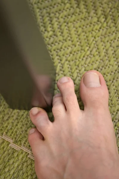Mann Nach Tritt Gegen Tischfuß Finger Verletzt — Stockfoto