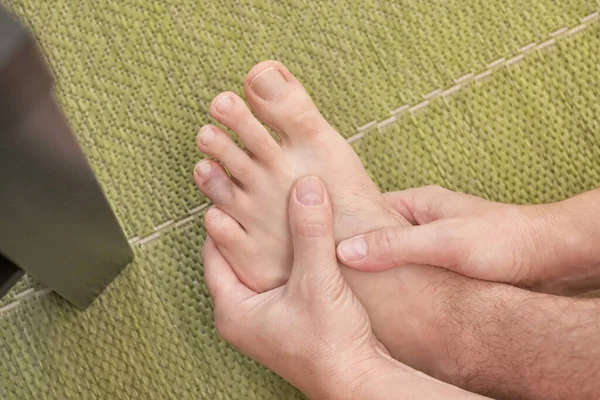 Mann Nach Tritt Gegen Tischfuß Finger Verletzt — Stockfoto