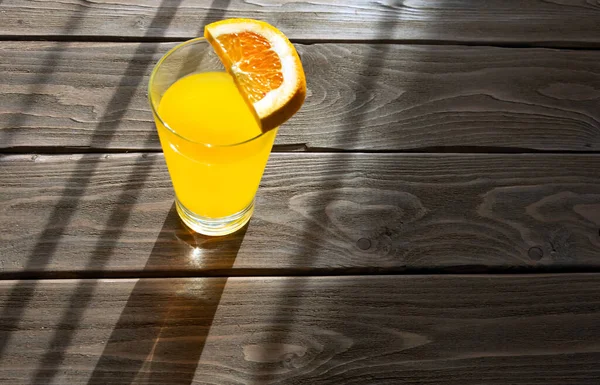 Bebida Laranja Copo Vidro Com Uma Fatia Laranja Uma Mesa — Fotografia de Stock