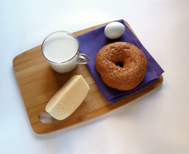 Peynirli ekmek ve süt.