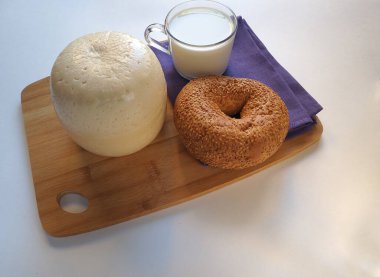 Peynirli ekmek ve süt.