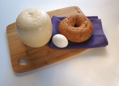 Peynirli ekmek ve süt.