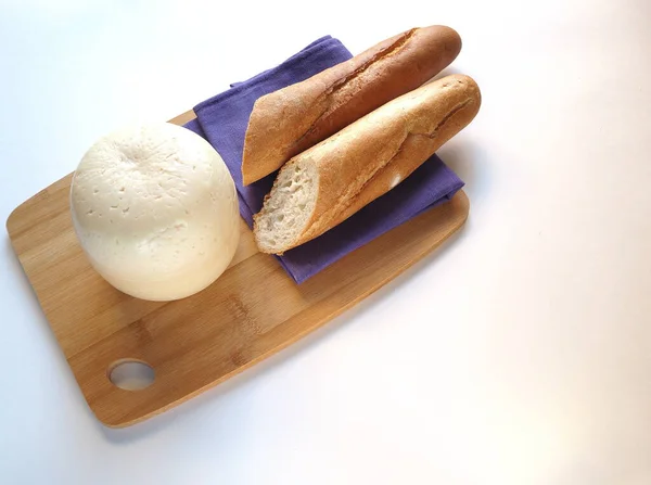 Peynirli ekmek ve süt.