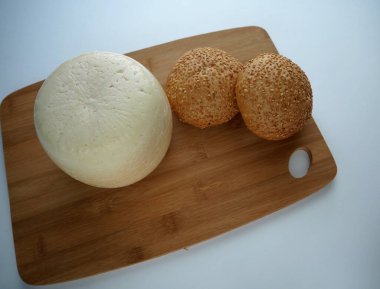 Peynir, susamlı yuvarlak kafa..