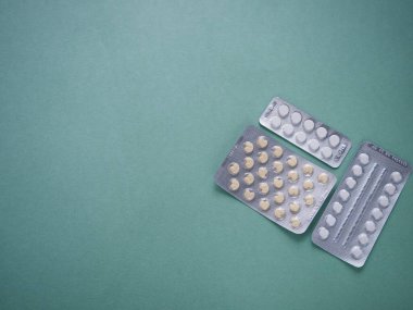 Kabarcık ambalajında haplar.