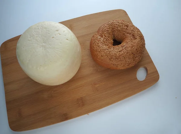 Sýr je kulatá hlava s chlebem. — Stock fotografie