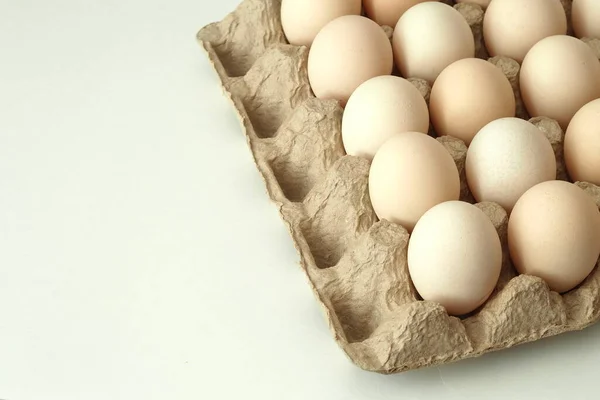 Ovos de galinha em um pacote caseiro rústico — Fotografia de Stock