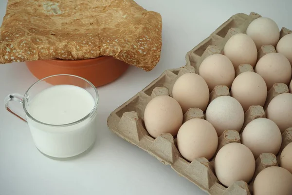 Ovos de galinha em um pacote caseiro rústico — Fotografia de Stock