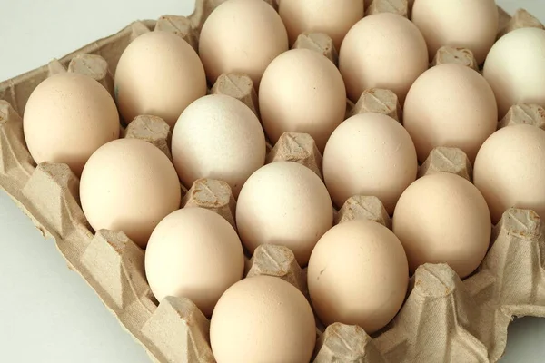 Курячі яйця в упаковці домашнє сільське — стокове фото