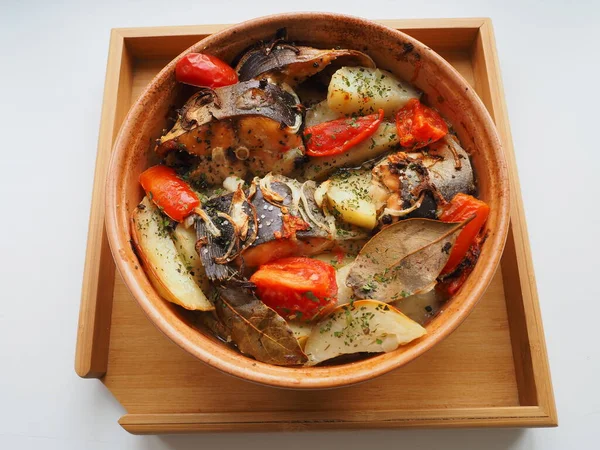 Un plato de pescado con verduras. — Foto de Stock