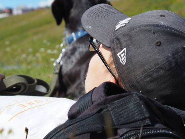 Tarlada av köpeği olan bir adam. Köpekli bir adam..