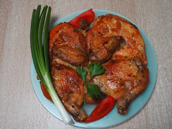 Comida. La carne se cuece en el horno. — Foto de Stock