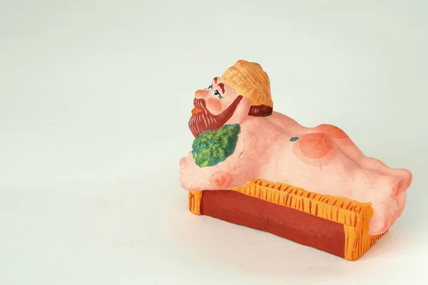 Figuras de cerámica y arcilla hechas a mano divertidas.El hombre en el baño.Recuerdos y arcilla. — Foto de Stock