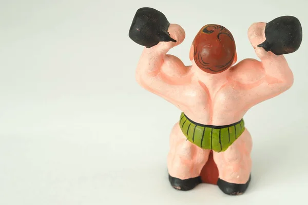 Atleet. De man met de gewichten. Decoratieve beeldjes van keramiek. — Stockfoto