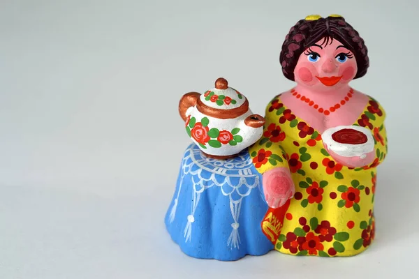 Figuras de cerámica. Una mujer con una tetera, un samovar. — Foto de Stock
