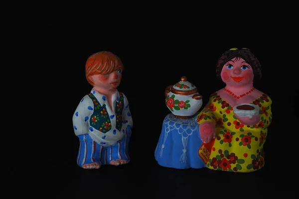 Figuras de cerámica. Una mujer con una tetera, un samovar. — Foto de Stock