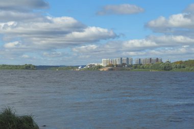 Büyük bir nehir, kıyıdan bir manzara..