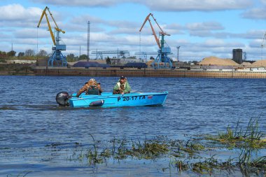 Büyük nehirde panorama. Nehirdeki üretim. Kum madenciliği.