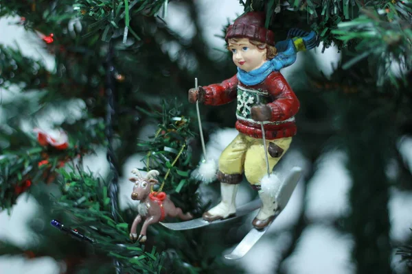 Juguetes de árbol de Navidad y decoraciones. Personajes de Año Nuevo. — Foto de Stock