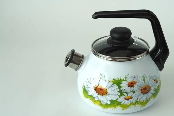 Чайник эмалированный белый со свистом, рисование ромашки — стоковое фото