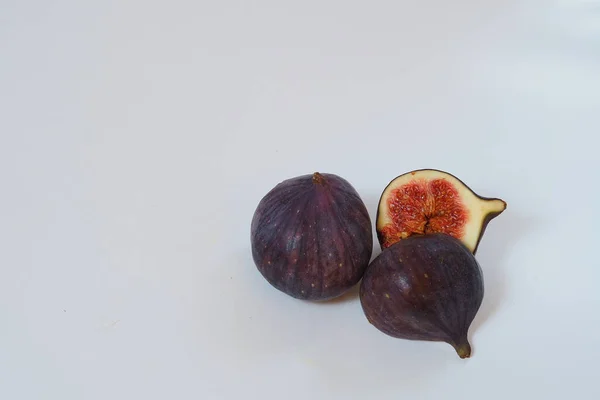 Yiyecekler. Egzotik meyve. Mor incirler beyaz arkaplanda kapanıyor.