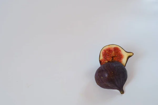 Yiyecekler. Egzotik meyve. Mor incirler beyaz arkaplanda kapanıyor.