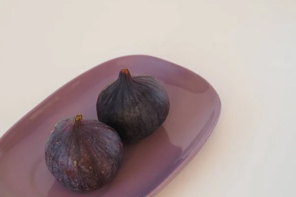 Les figues sont violettes sur un plateau ovale. — Photo